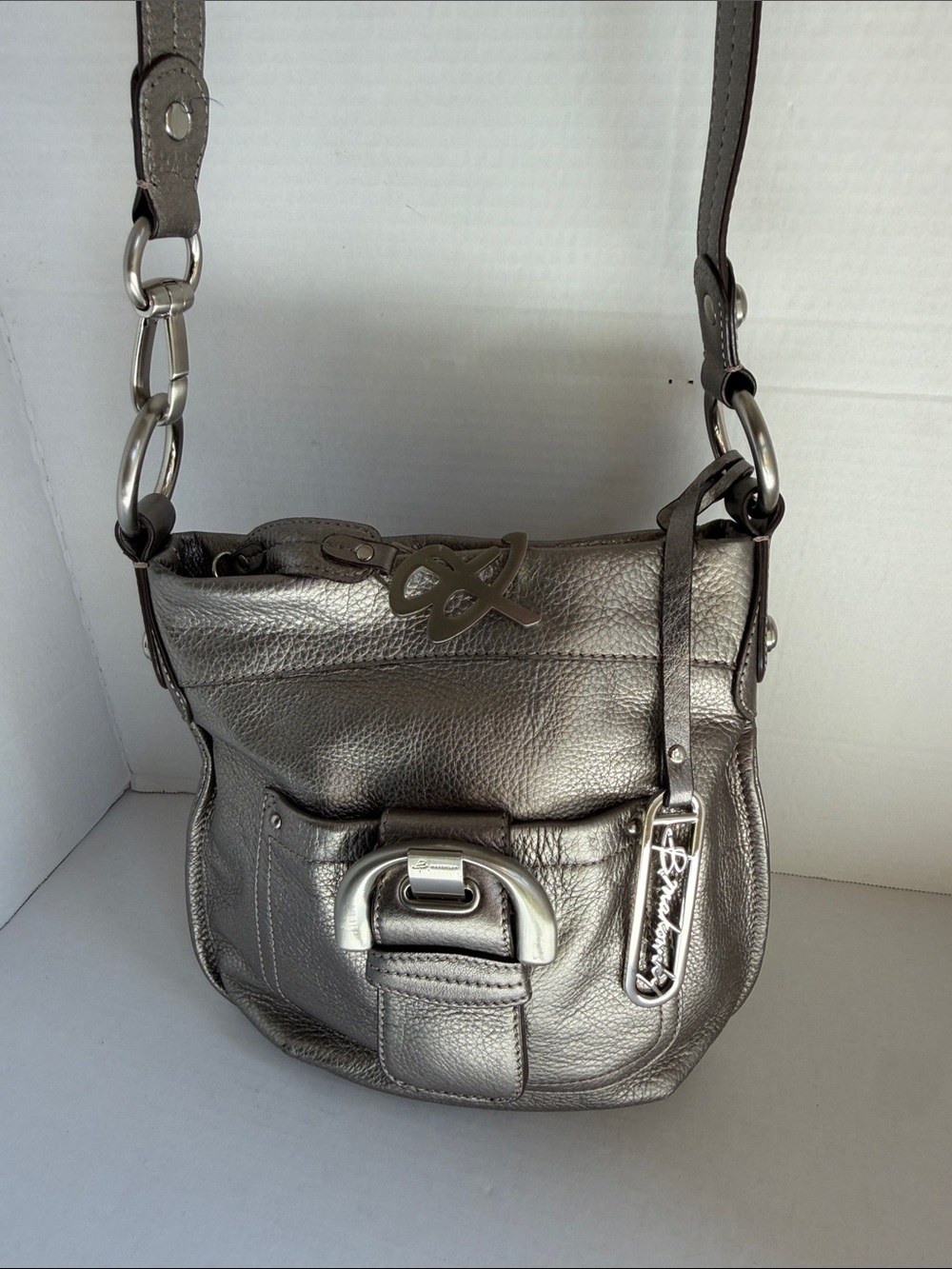 B. Makowsky Metallic Silver Pebbled Leather Crossbody Bag